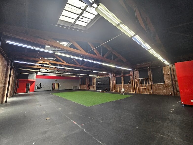 More Photos Of 400 W Pico Blvd, Los Angeles Health Club For Lease