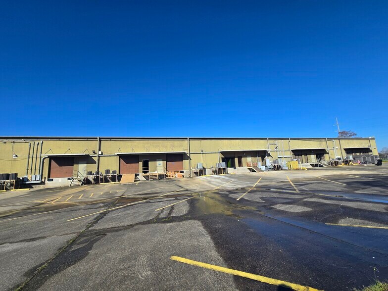 More Photos Of 4949 Bullard Ave, New Orleans Light Distribution For Sale