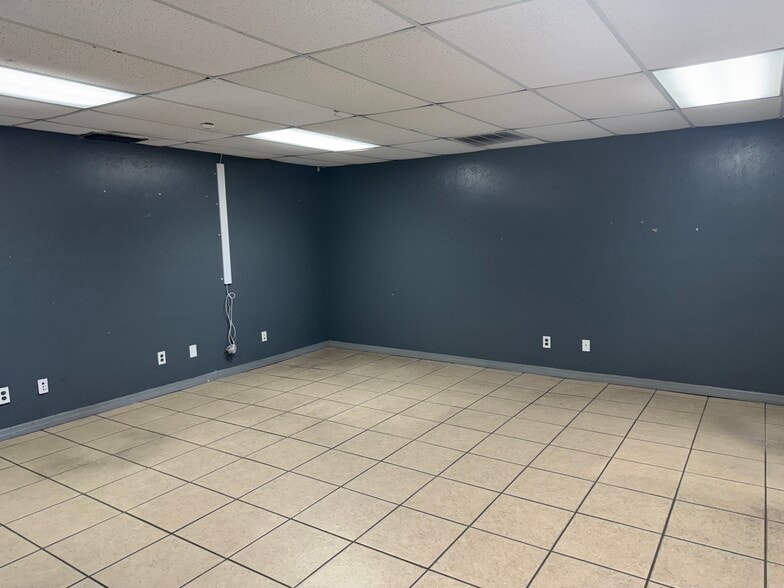 More Photos Of 15865 Brothers Ct, Fort Myers Warehouse For Lease