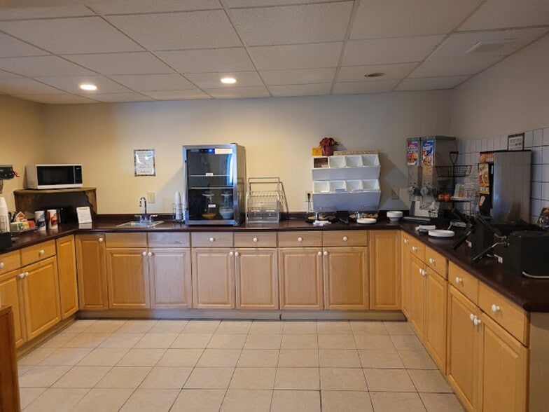 More Photos Of 2702 N Stephenson Ave, Iron Mountain Hotel For Sale