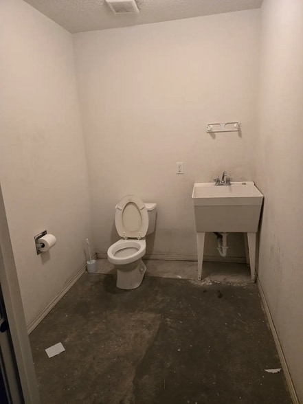 More Photos Of 6916-6918 Cochiti Rd, Albuquerque Warehouse For Sale