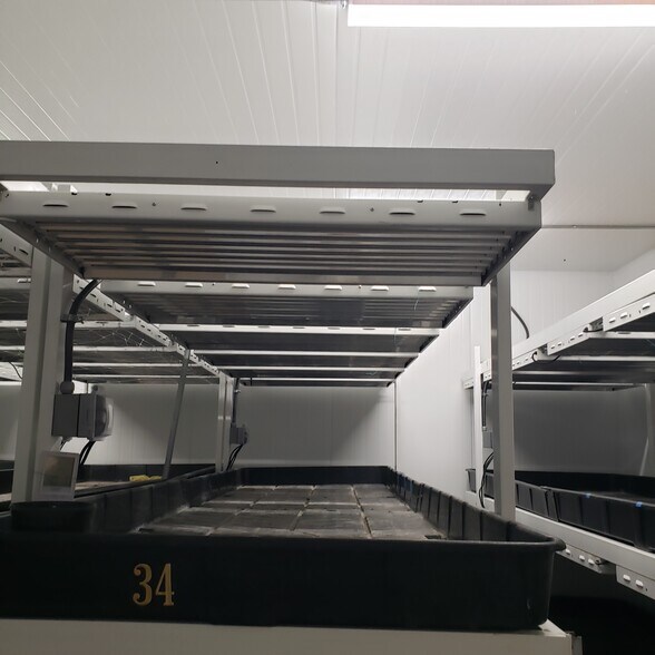 More Photos Of 7030 Hayvenhurst Ave, Van Nuys Warehouse For Sale