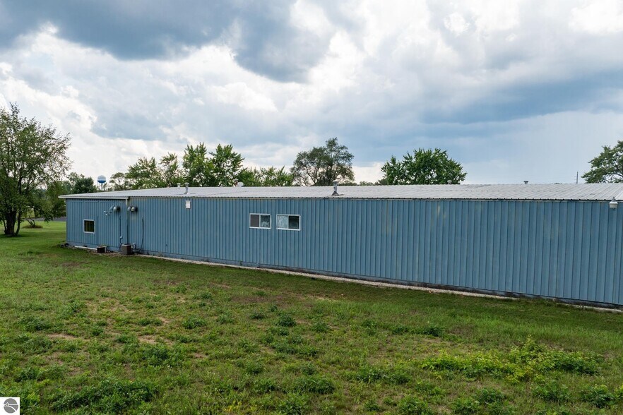 More Photos Of 910 Industrial Dr, Mount Pleasant Warehouse For Sale