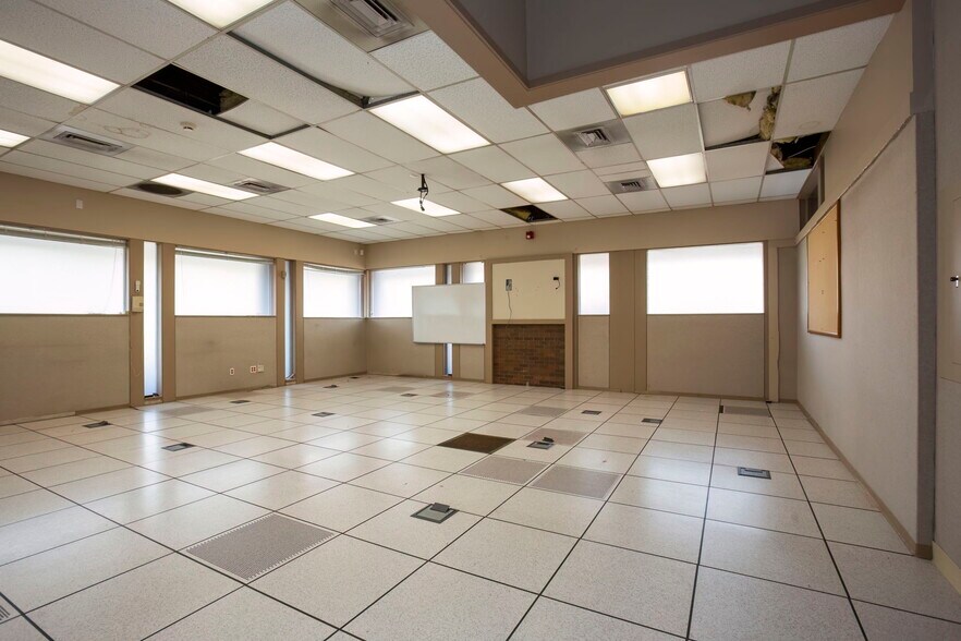 More Photos Of 873-875 6th St, Bremerton Bank For Lease