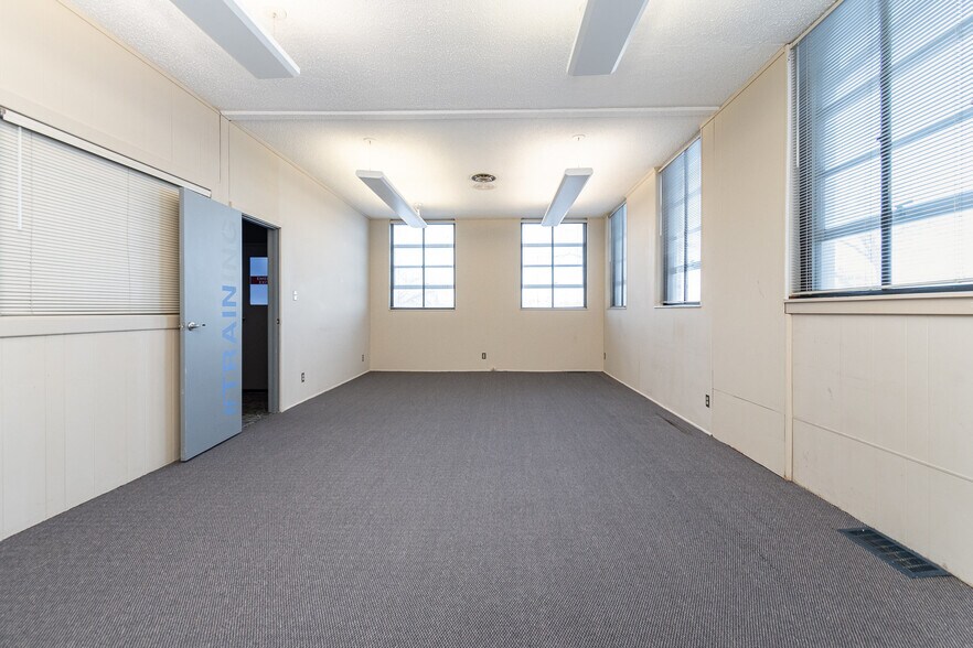 More Photos Of 334 S Water St, Saginaw Office For Sale