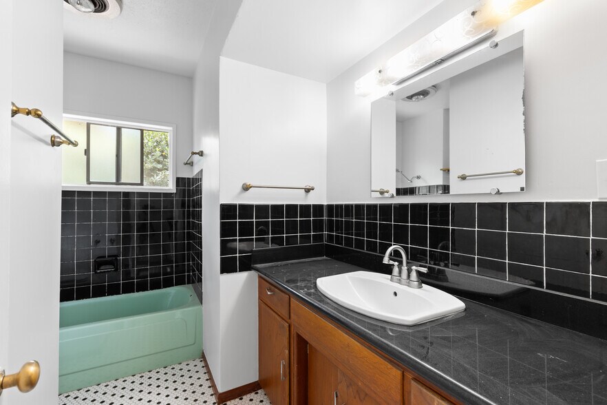 More Photos Of 642 Torrance St, San Diego Apartments For Sale