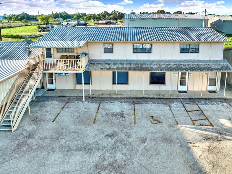 More Photos Of 389 Interstate 35 S, Devine Unknown For Lease