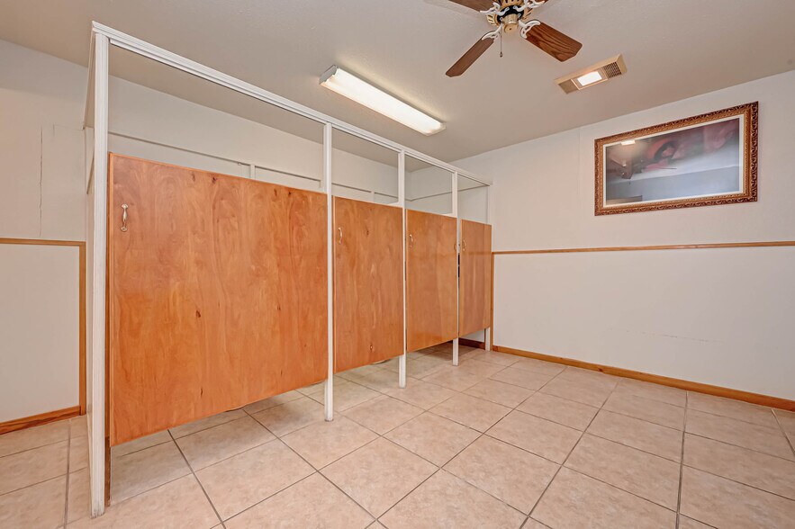 More Photos Of 3402 Amanda Ln, Houston Flex For Sale