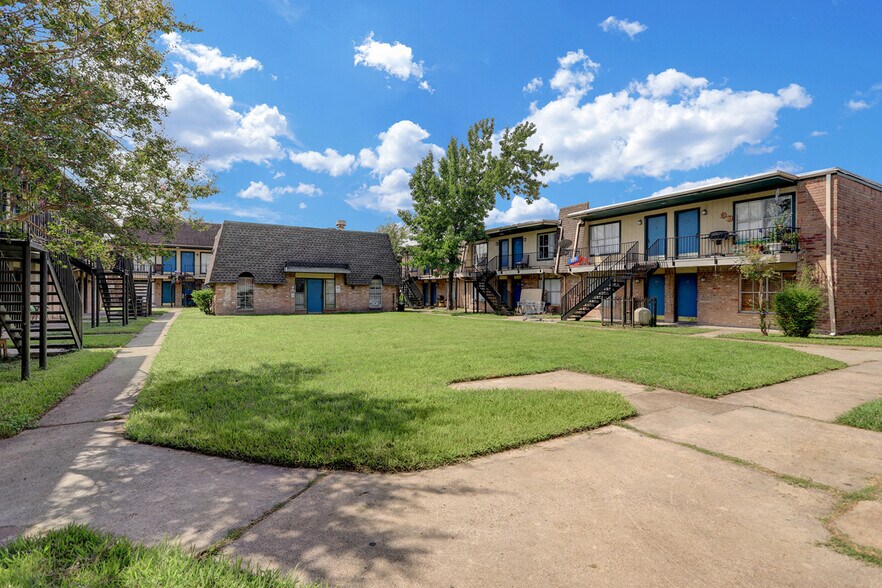 More Photos Of 215 W Little York Rd, Houston Apartments For Sale