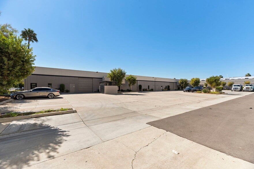 More Photos Of 3673 N Industry Ave, Lakewood Light Distribution For Lease
