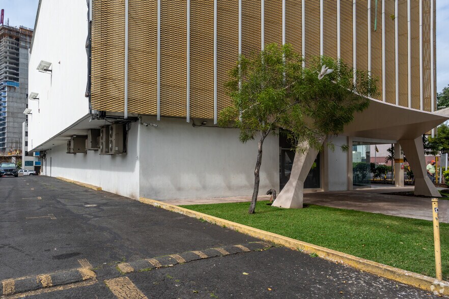 More Photos Of 1451 S king St, Honolulu Office For Sale