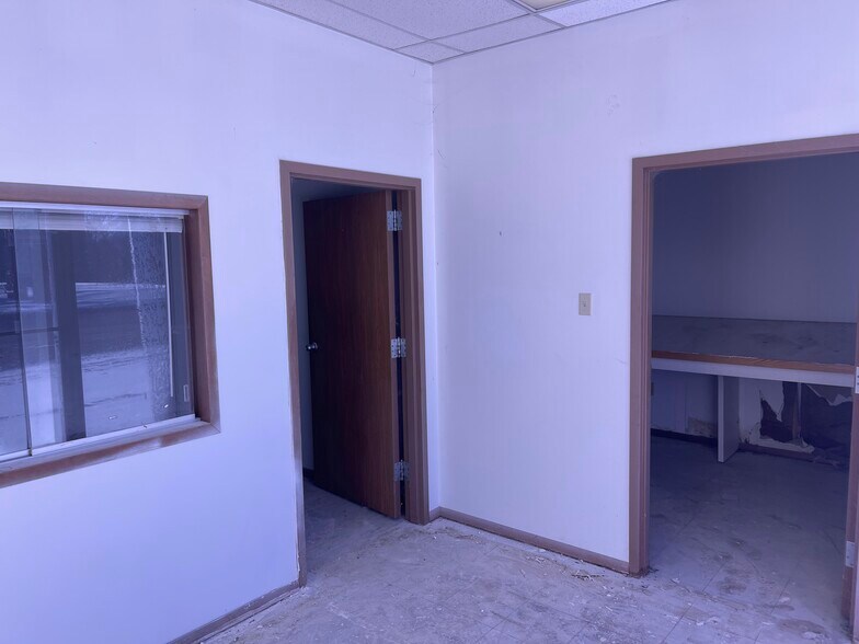 More Photos Of 537 Lincoln Hwy, East McKeesport Storefront For Sale