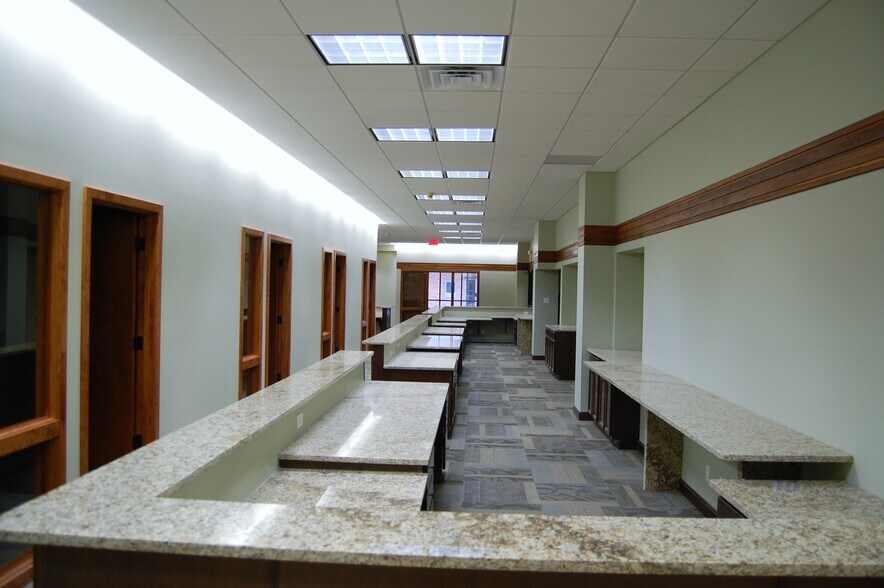 More Photos Of 222 E Main St, Belleville Office For Lease