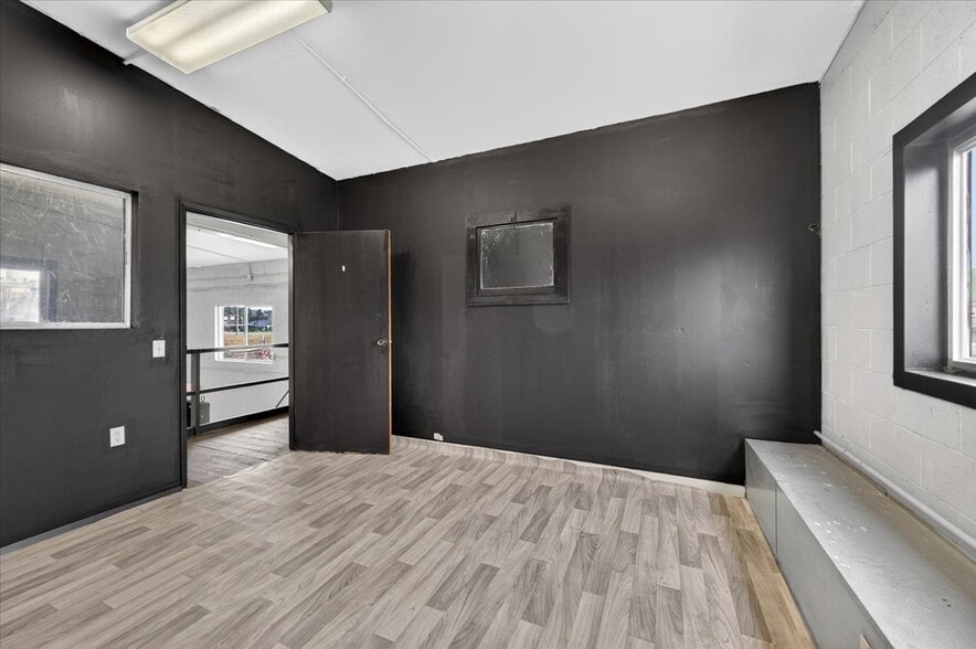 More Photos Of 749 N Plano St, Porterville Warehouse For Sale