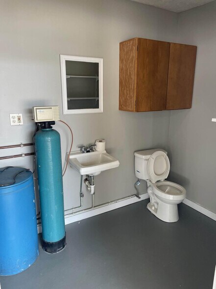 More Photos Of 520 S Prospect Ave, Hartville Flex For Lease