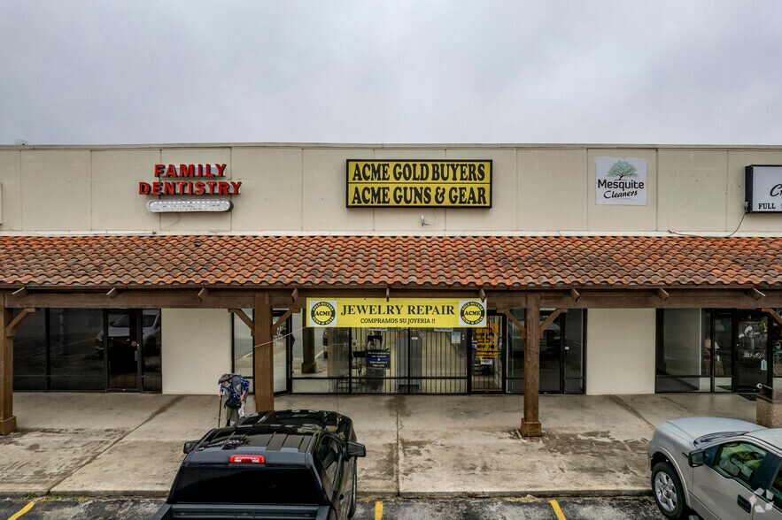 More Photos Of 540 10th St, Floresville Storefront For Lease