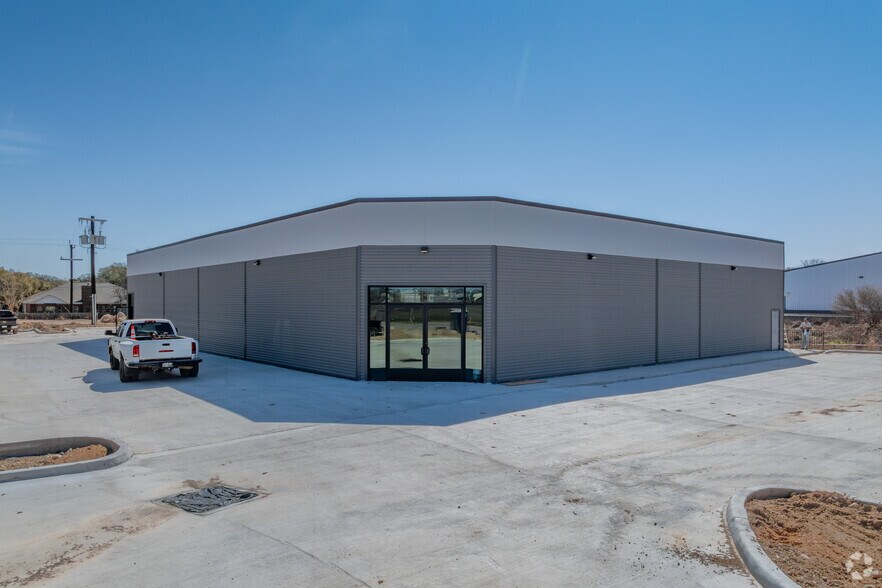 More Photos Of 15910 University Oak, San Antonio Warehouse For Lease