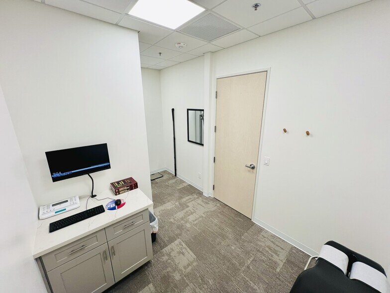 More Photos Of 17050 N Thompson Peak Pky, Scottsdale Storefront For Lease