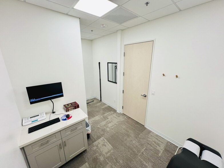 More Photos Of 17050 N Thompson Peak Pky, Scottsdale Storefront For Lease