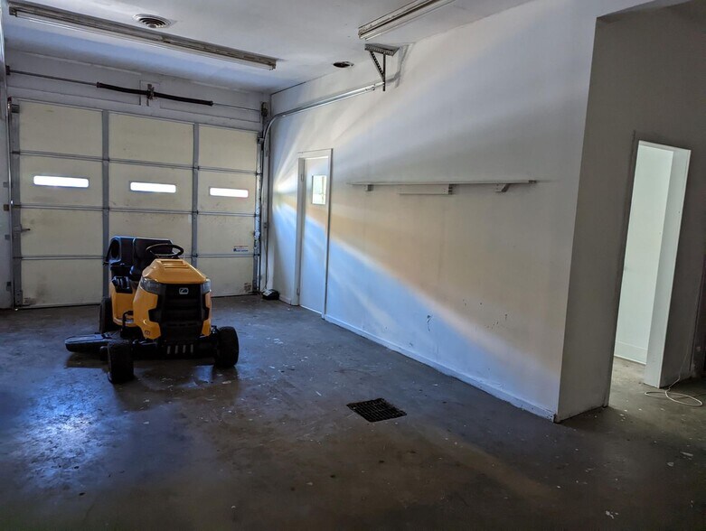 More Photos Of 211 Oakwood Ave, Troy Service For Lease