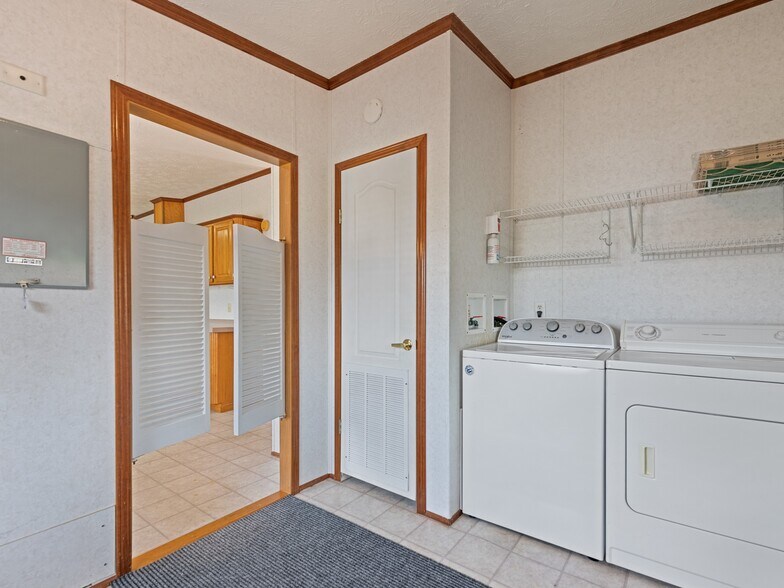 More Photos Of 25 Lester Ln, Waynesville Flex For Sale