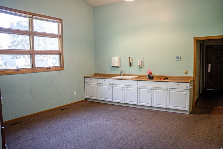 More Photos Of 157 Wadsworth Rd, Wadsworth Religious Facility For Lease