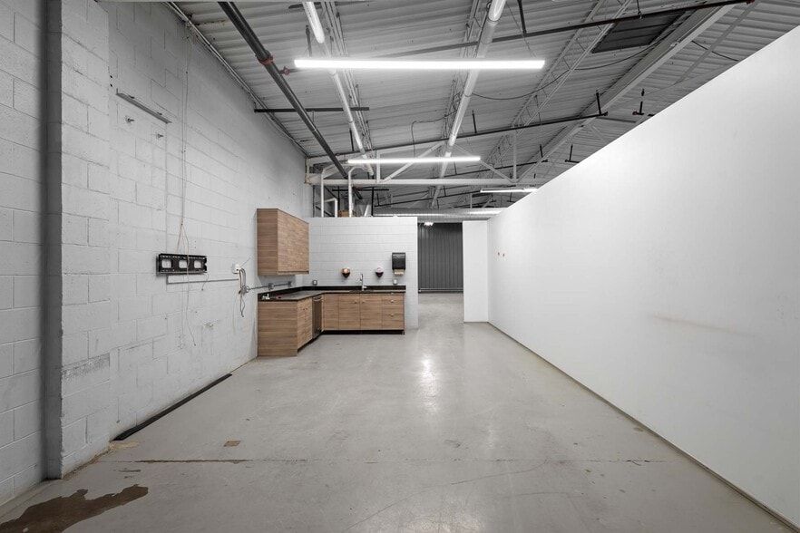 More Photos Of 7878 Gull Rd, Richland Warehouse For Lease