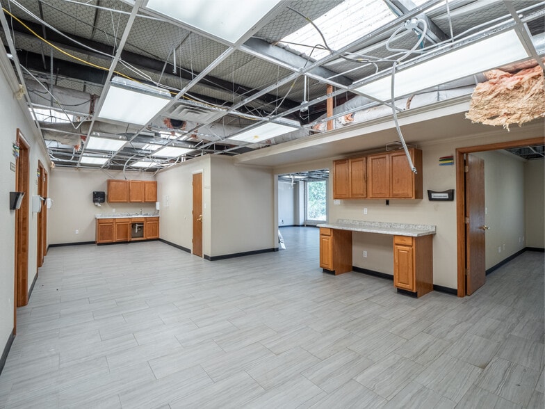 More Photos Of 1101 N Strong Blvd, Mcalester Office For Sale