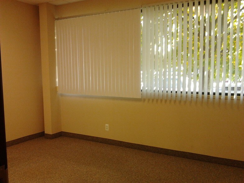 More Photos Of 5402 Gateway Ctr, Flint Office For Lease