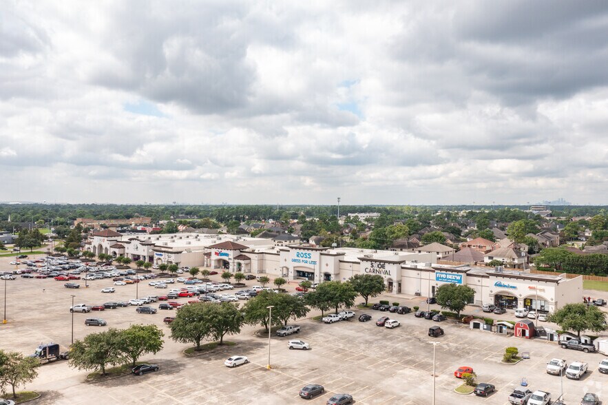 More Photos Of 5805 E Sam Houston Pky N, Houston Freestanding For Lease