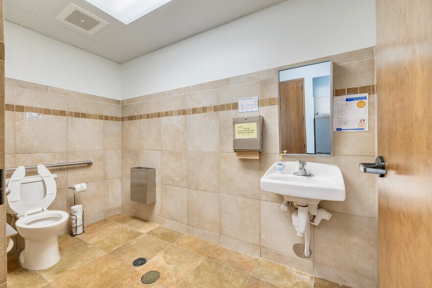 More Photos Of 3170 N McMullen Booth Rd, Clearwater Schools For Lease