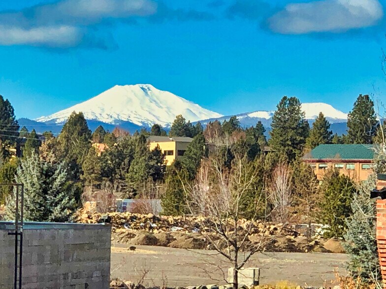 More Photos Of 450 SW Powerhouse Dr, Bend Storefront For Lease