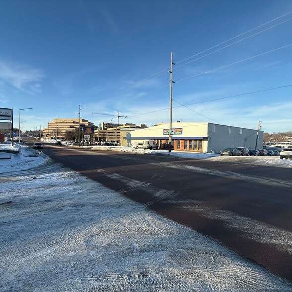 Primary Photo Of 1101 S Cliff Ave, Sioux Falls Freestanding For Lease