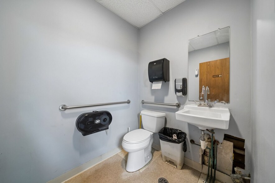 More Photos Of 30W270 Butterfield Rd, Warrenville Light Distribution For Sale
