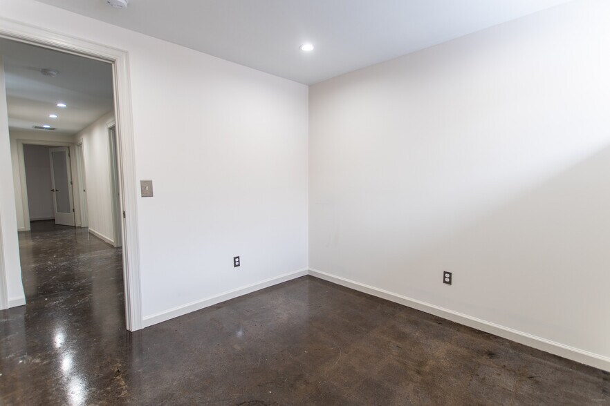 More Photos Of 804 Chevy Chase Pl, Lexington Office For Lease