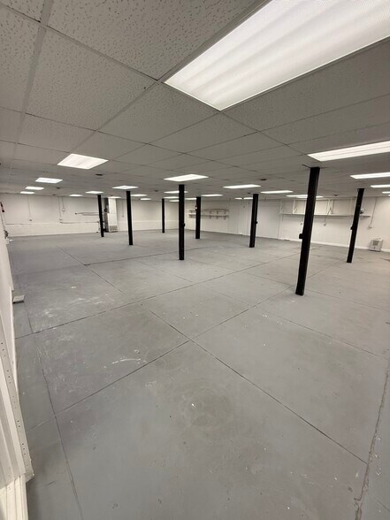 More Photos Of 300 W Joliet St, Ottawa Flex For Sale