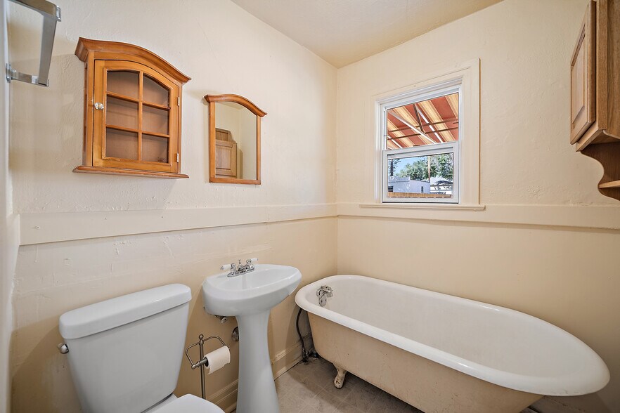 More Photos Of 18 1/2 Swope Ave, Colorado Springs Light Distribution For Sale