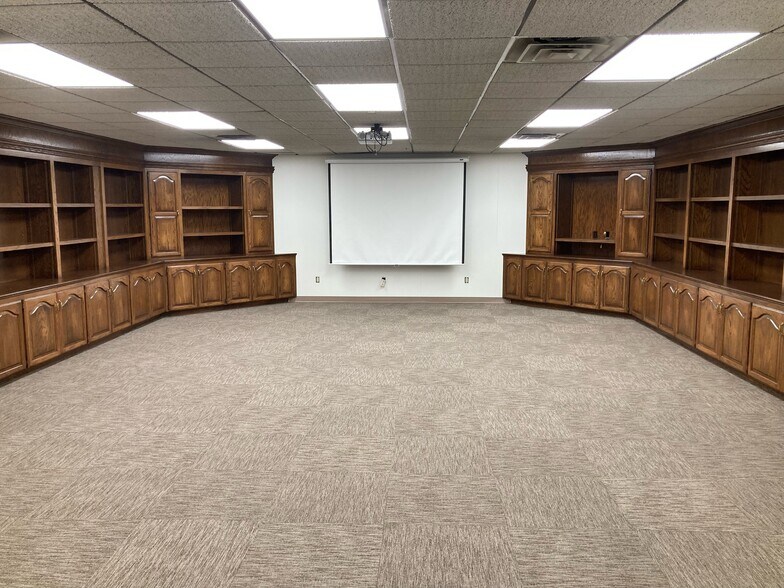 More Photos Of 803 SE 83rd St, Oklahoma City Manufacturing For Lease