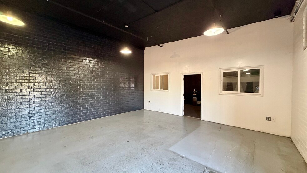 More Photos Of 14855 Bessemer St, Van Nuys Service For Lease