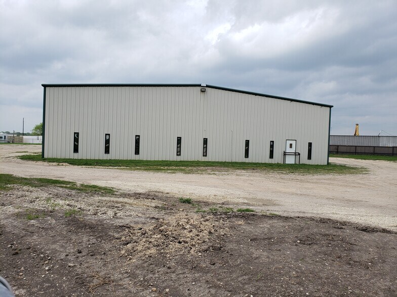More Photos Of 15856 S Interstate 35, Bruceville Industrial For Lease