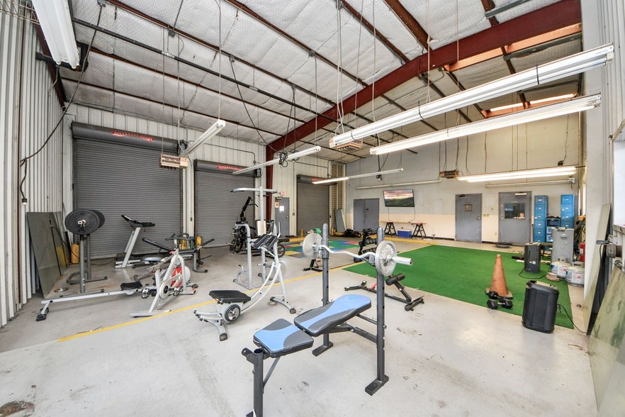 More Photos Of 10814 Woodedge Dr, Houston Warehouse For Sale