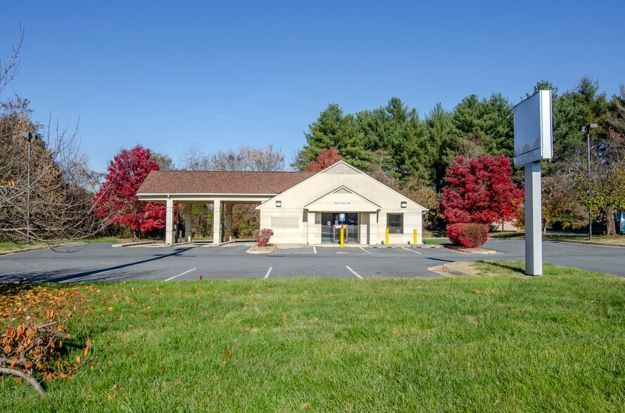 More Photos Of 869 N Lee Hwy, Lexington Bank For Sale