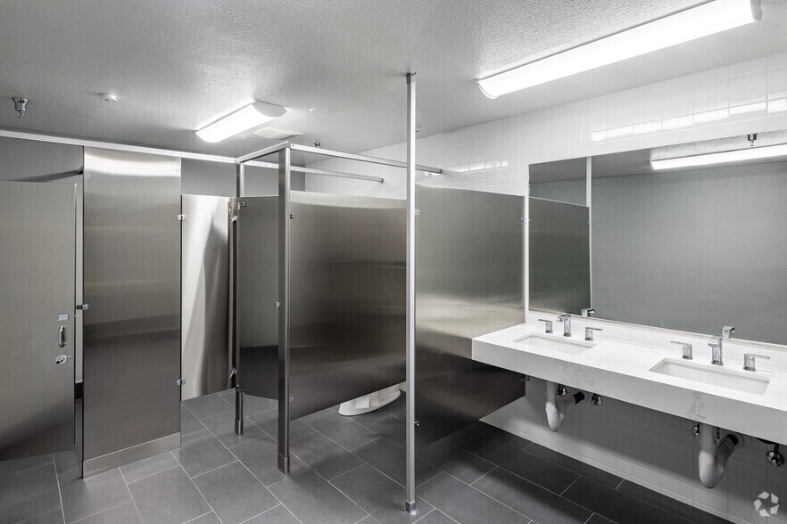 More Photos Of 1210-1230 N Red Gum St, Anaheim Warehouse For Lease