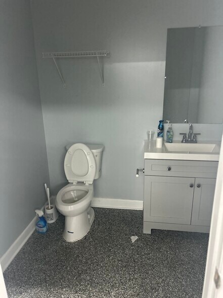 More Photos Of 2000 N Dixie Hwy, Hollywood Light Manufacturing For Sale