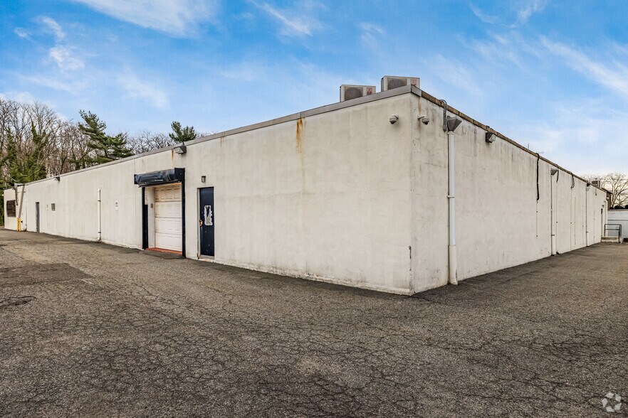 More Photos Of 160 Oak Dr, Syosset Flex For Lease