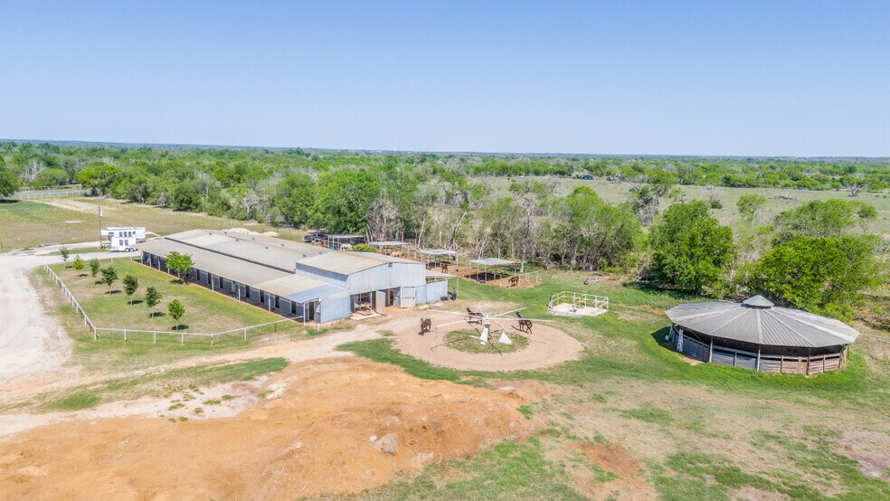 More Photos Of 10023 FM 1303, Floresville Horse Stables For Sale