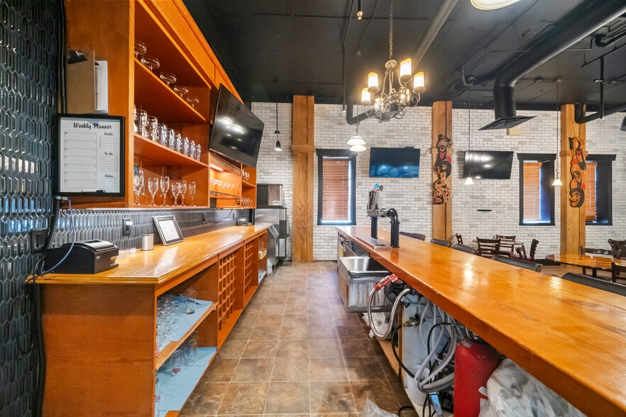 More Photos Of 45886 Wellington Ave, Chilliwack Hotel For Sale