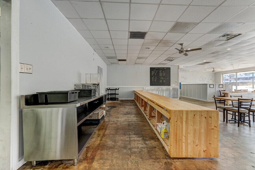 More Photos Of 247 W Kings Hwy, Eden Storefront Retail Office For Sale