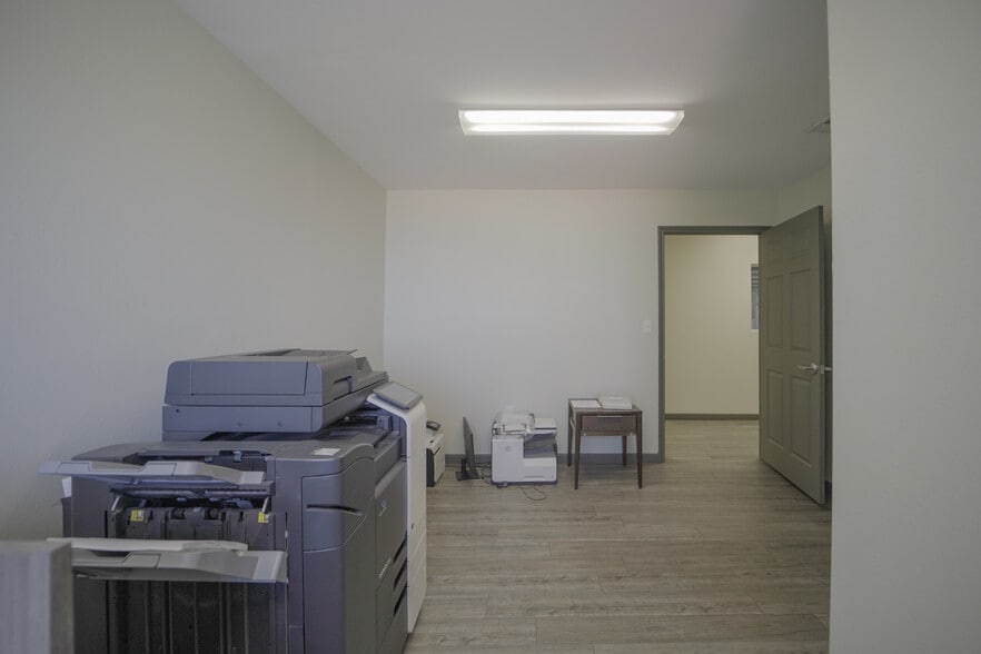 More Photos Of 808 Bob White Rd, Victoria Warehouse For Sale