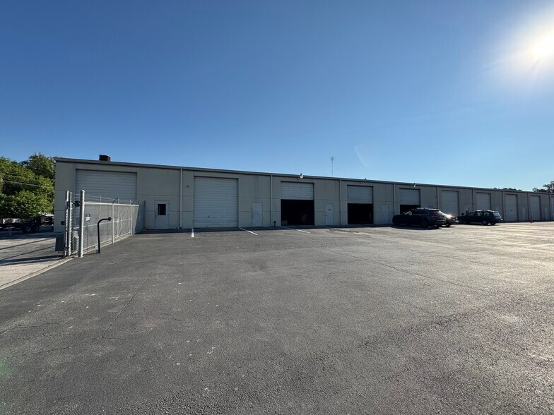More Photos Of 1106 Smith Rd, Austin Warehouse For Lease